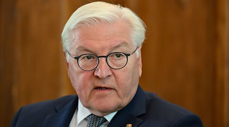 Federal President Frank-Walter Steinmeier takes part in a discussion with citizens / Photo: Patrick Pleul/dpa