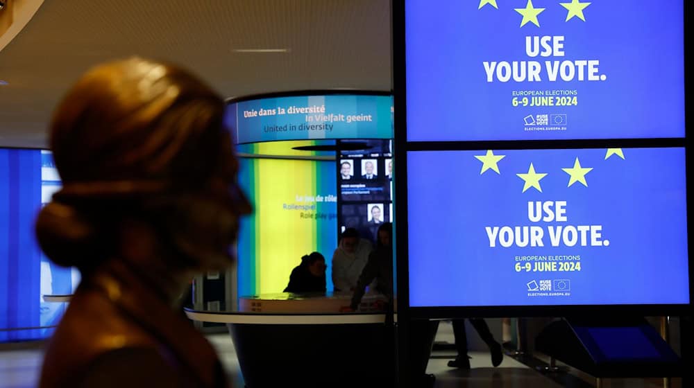 Monitore im Europäischen Parlament zeigen den Schriftzug «Nutze deine Stimme» und werben damit für die bevorstehenden Europawahlen. / Foto: Jean-Francois Badias/AP/dpa