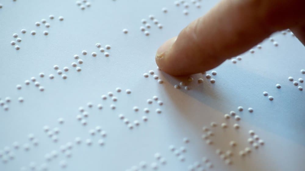 Un menú en Braille en un restaurante de Ingolstadt (Baviera). / Foto: Armin Weigel/dpa/Archivbild