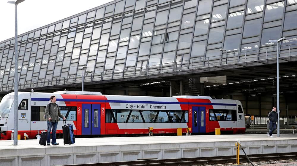 Ein Dieseltriebwagen der City-Bahn Chemnitz GmbH fährt in den Hauptbahnhof Chemnitz. / Foto: Jan Woitas/dpa-Zentralbild/dpa/Archivbild