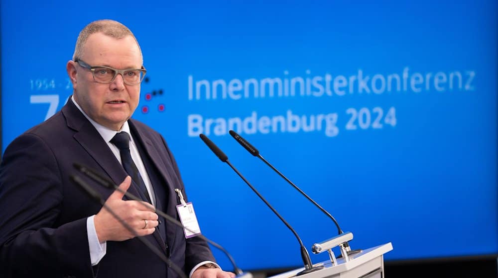 Brandenburgs Innenminister Michael Stübgen (CDU) spricht nach der symbolischen Staffelstab-Übergabe durch Berlins Innensenatorin Spranger für den Vorsitz der Innenministerkonferenz 2024 während einer gemeinsamen Pressekonferenz. / Foto: Soeren Stache/dpa