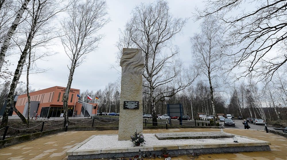 Außenansicht mit Gedenkstele des  Europäischen Zentrums für Bildung und Kultur in Zgorzelec (Polen), der Nachbarstadt von Görlitz in Sachsen am 15.01.2015. / Foto: Pawel Sosnowski/dpa
