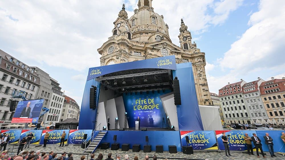 Bundespräsident Frank-Walter Steinmeier wusadźa na europiskim młodźinskim festiwale «Fête de L’Europe» na nowymarkće před chróstem. / Foto: Robert Michael/dpa