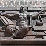Blick auf die Justitia über dem Eingang eines Landgerichts. / Foto: Hendrik Schmidt/dpa-Zentralbild/dpa/Symbolbild