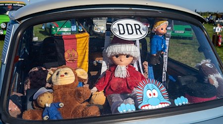 Ein Fahrzeug der Marke Trabant ist mit DDR-Souvenirs bestückt beim 29. Internationalen Trabi-Treffen. / Foto: Stefan Sauer/dpa