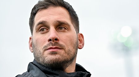 Trener RB Leipziga Saban Uzun w stadionje. / Foto: Hendrik Schmidt/dpa
