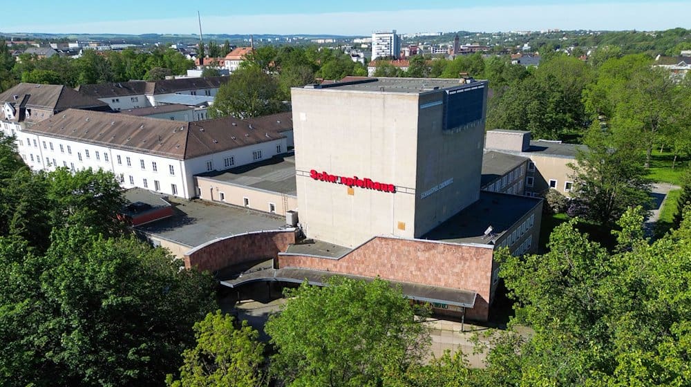 Das im Moment wegen Sanierung geschlossene Schauspielhaus Chemnitz. / Foto: Jan Woitas/dpa