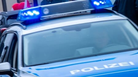سيارة شرطة مزودة بأضواء زرقاء في الخدمة. / صورة: ينس بوتنر / وكالة الصحافة الألمانية / رمزي