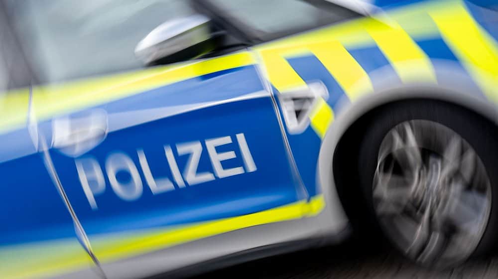 Ein Polizeifahrzeug steht auf dem LKW-Parkplatz Plötzetal an der A14. / Foto: Hendrik Schmidt/dpa