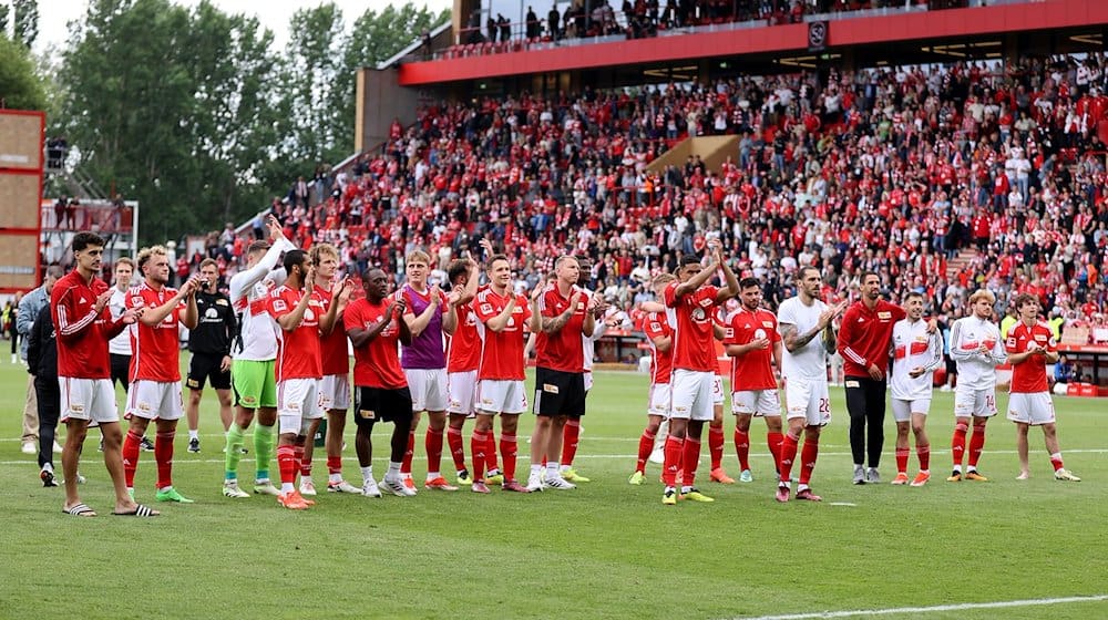 Unions Spieler jubeln nach dem Sieg mit ihren Fans. / Foto: Andreas Gora/dpa