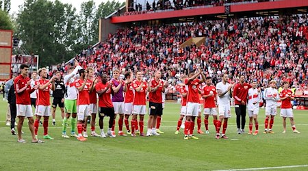 Unions Spieler jubeln nach dem Sieg mit ihren Fans. / Foto: Andreas Gora/dpa