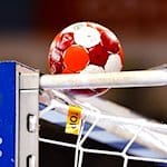 Ein Handball liegt auf einem Tor. / Foto: Frank Molter/dpa/Symbolbild
