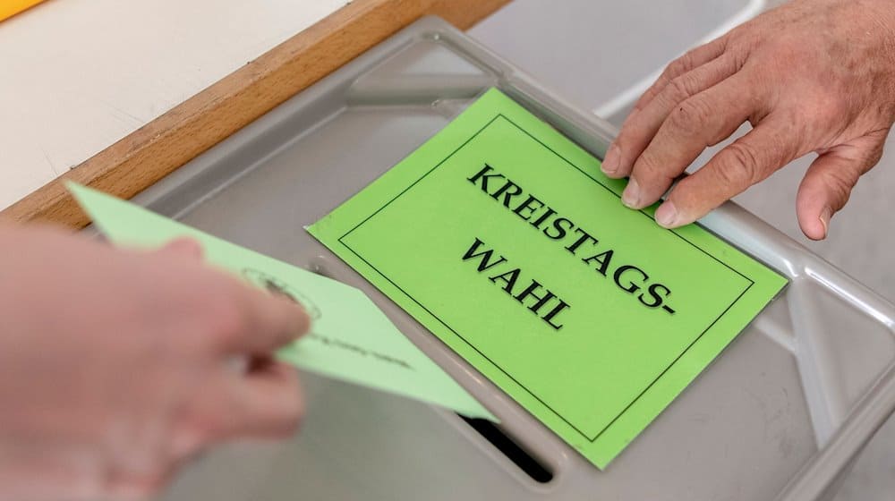 A man casts his ballot for the district council election at a polling station / Photo: Patrick Seeger/dpa