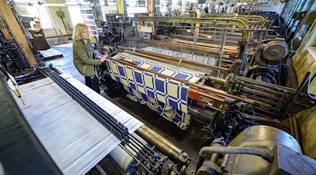Jedna žona wuži wašnje jednu ze wjele wałantow w tekstilnym muzeju w Tuchfabrik Gebr. Pfau. / Foto: Jan Woitas/dpa