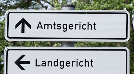 Ein Straßenschild mit der Aufschrift «Amtsgericht» und «Landgericht» vor dem Justizzentrum. / Foto: Sebastian Kahnert/dpa