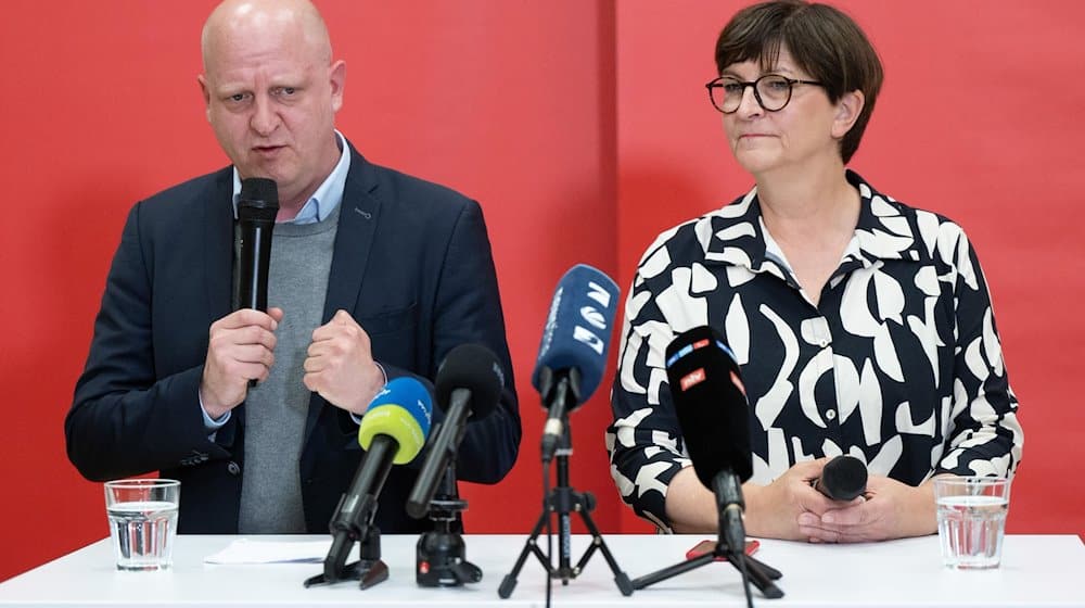 Henning Homann, presidente estatal del SPD, y Saskia Esken, presidenta nacional del SPD, participan en una rueda de prensa en la Casa Herbert Wehner / Foto: Sebastian Kahnert/dpa