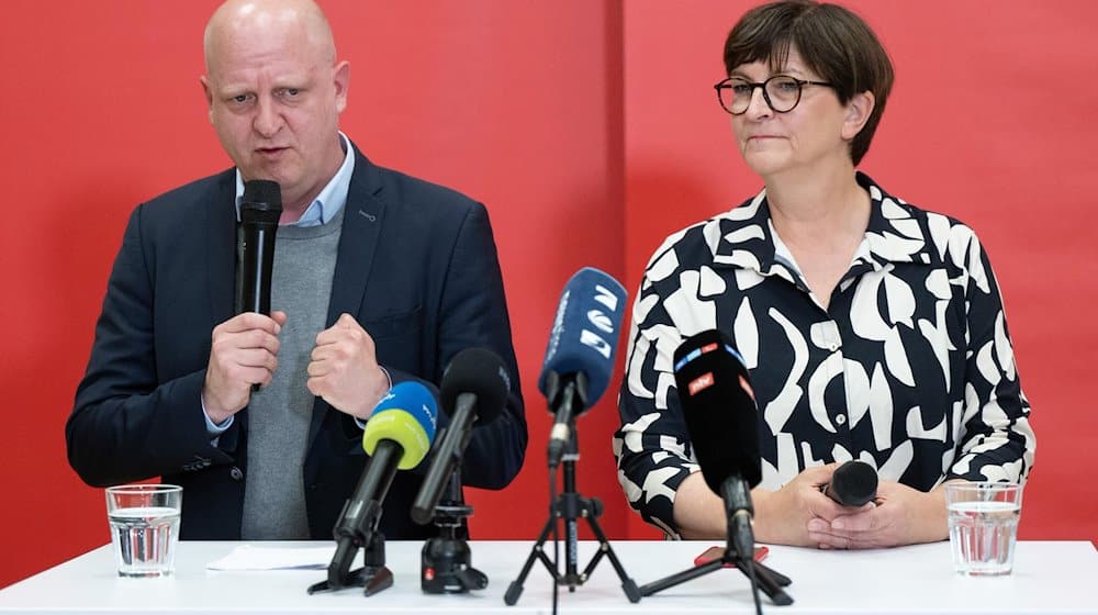 Henning Homann, SPD-Landesparteivorsitzender, und Saskia Esken, SPD-Bundesvorsitzende, nehmen an einer Pressekonferenz im Herbert-Wehner-Haus teil. / Foto: Sebastian Kahnert/dpa