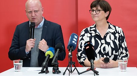 Henning Homann, SPD-Landesparteivorsitzender, und Saskia Esken, SPD-Bundesvorsitzende, nehmen an einer Pressekonferenz im Herbert-Wehner-Haus teil. / Foto: Sebastian Kahnert/dpa