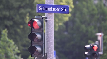 Ein Straßenschild „Schandauer Straße“ ist in Striesen über einer Ampel montiert. / Foto: Robert Michael/dpa