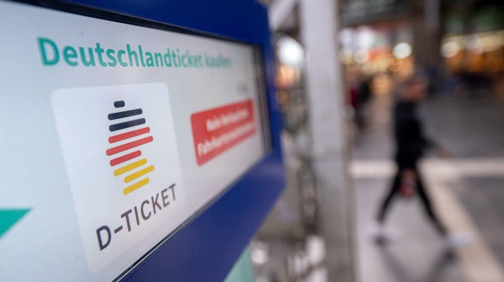 Ein Hinweis für das Deutschlandticket steht am Hauptbahnhof auf einem Fahrkartenautomaten. / Foto: Sebastian Gollnow/dpa/Symbolbild