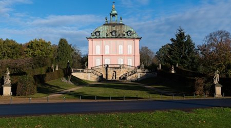Blick auf Sachsens kleinstes Königsschloss, das Fasanenschlösschen von 1776. / Foto: Robert Michael/dpa-Zentralbild/dpa/Archivbild