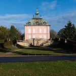 Blick auf Sachsens kleinstes Königsschloss, das Fasanenschlösschen von 1776. / Foto: Robert Michael/dpa-Zentralbild/dpa/Archivbild