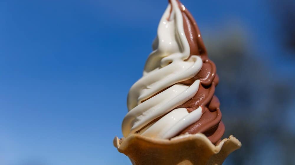 Bei frühsommerlichen Temperaturen beginnt ein Softeis in einer Eiswaffel zu schmelzen. / Foto: Frank Hammerschmidt/dpa