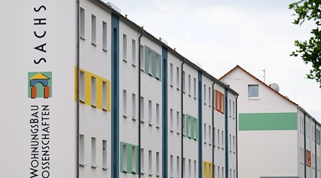 The logo of the Dippoldiswalde housing cooperative is on the façade of a block of flats / Photo: Robert Michael/dpa/Archivbild
