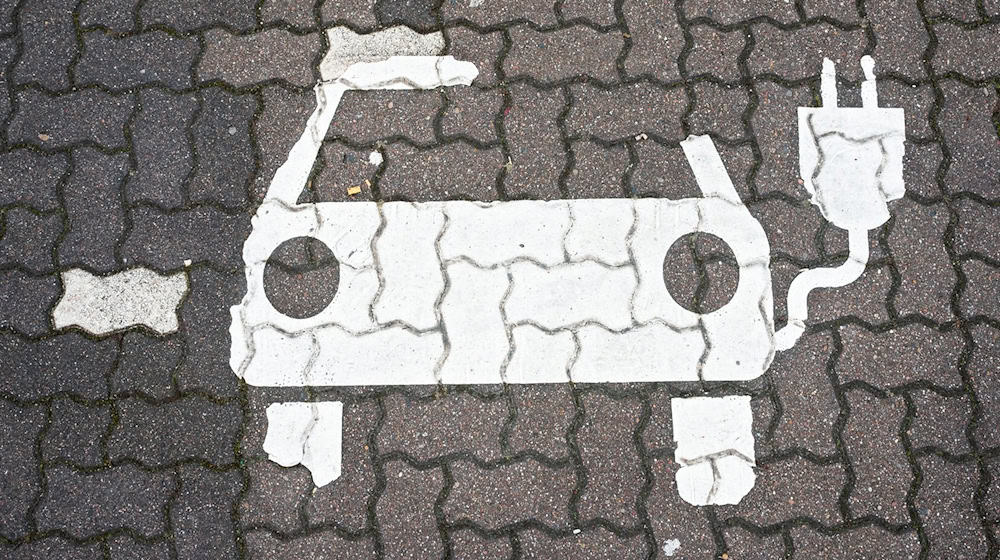Un símbolo de los coches eléctricos en un aparcamiento. / Foto: Julian Stratenschulte/dpa/dpa-tmn/symbol image