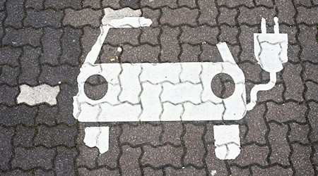ويرى رمز للسيارات الكهربائية في موقف للسيارات. / صورة: جوليان شتراتينشولتي / دبا / دبا تم -