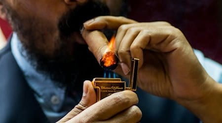 Ein Genießer entzündet seine Zigarre / Bild von Mohd Jon Ramlan auf Unsplash