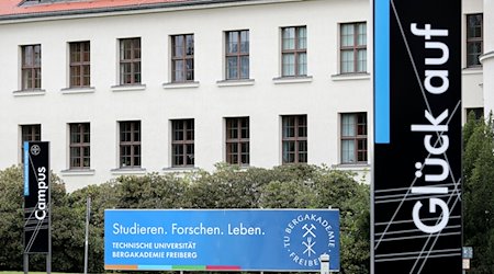 "Glück auf" steht auf einem Schild der Technischen Universität Bergakademie Freiberg vor dem Karl-Kegel-Bau in Freiberg (Sachsen). / Foto: Jan Woitas/dpa-Zentralbild/dpa