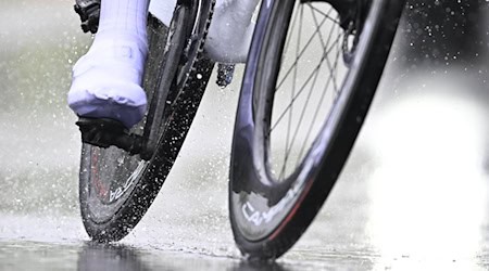 Велосипедист переїжджає дорогу під час дощу / Фото: Jasper Jacobs/Belga/dpa/Symbolic image