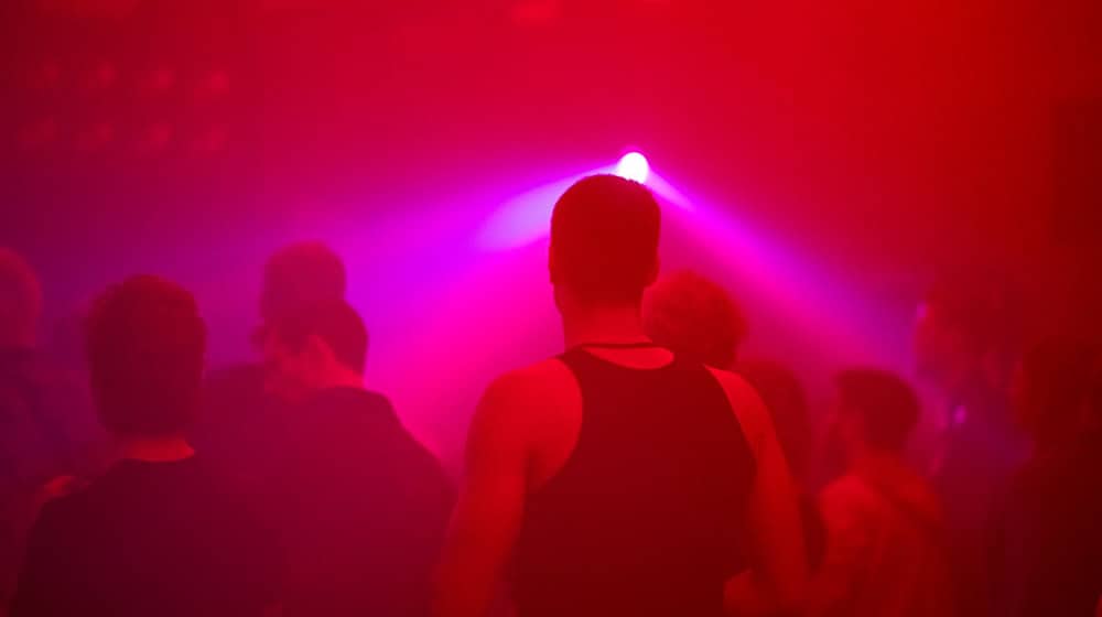 Люди танцюють у клубі / Фото: Fabian Sommer/dpa/Symbolic image