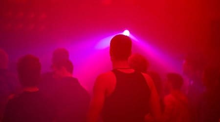 Menschen tanzen in einem Club. / Foto: Fabian Sommer/dpa/Symbolbild