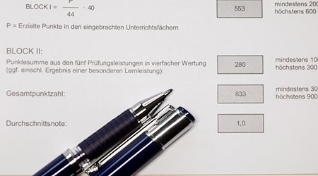 The average grade of 1.0 is entered on a school-leaving certificate. / Photo: Jens Büttner/dpa-Zentralbild/dpa