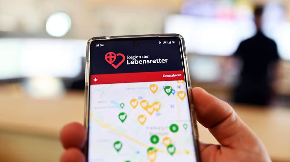 Ein System zur Alarmierung von Ersthelfern wird auf einem Smartphone gezeigt. / Foto: Uli Deck/dpa/Symbolbild