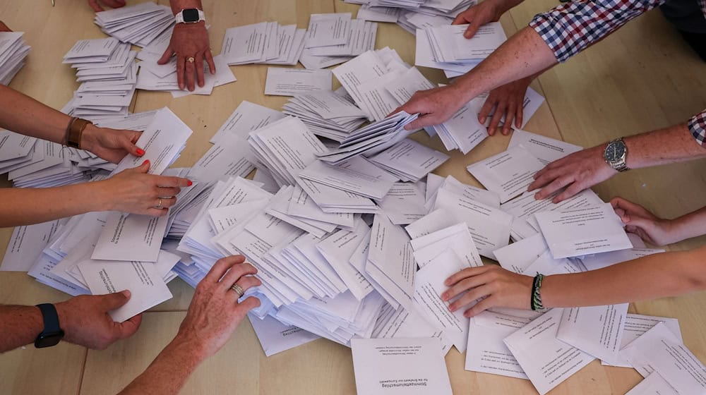 Zahlreiche Wahlhelfer nehmen sich bei der Stimmenauszählung die Umschläge mit den Briefwahlstimmen zur Europawahl. / Foto: Jan Woitas/dpa