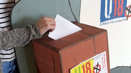 أنجلينا تقدم صوتها في انتخابات الشباب U18. / الصورة: ستيفان بوشنر / دب