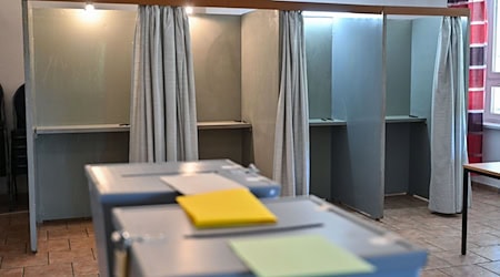 Empty polling booths can be seen at a polling station in Saxony. / Photo: Patrick Pleul/dpa