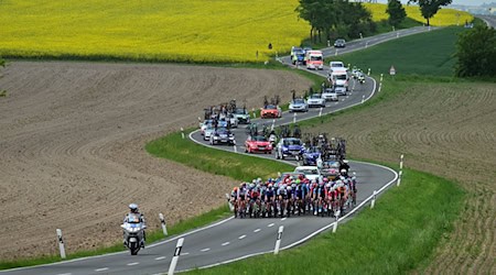 Die Frauen fahren das Rennen über 153,5 Kilometer Rund um Gera bei Wöhlsdorf. / Foto: Martin Schutt/dpa