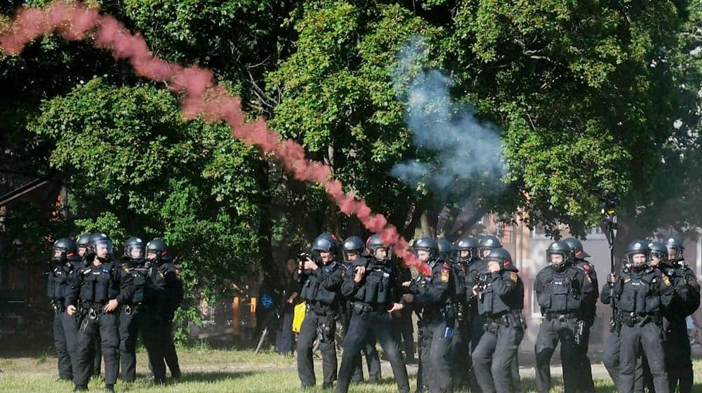 Polizisten werden bei einer linken Demonstration mit Pyrotechnik beworfen. / Foto: Sebastian Willnow/dpa