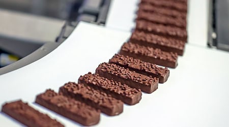 Протеїнові батончики сходять з виробничої лінії на заводі Anona GmbH / Фото: Jan Woitas/dpa-Zentralbild/dpa