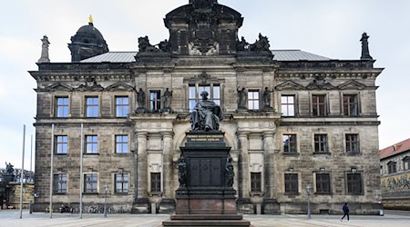 Blick auf das Ständehaus am Schlossplatz mit dem Sitz des Oberlandesgerichts (OLG), dem Landesamt für Denkmalpflege und dem Anwaltsgerichtshof in Sachsen. / Foto: Robert Michael/dpa