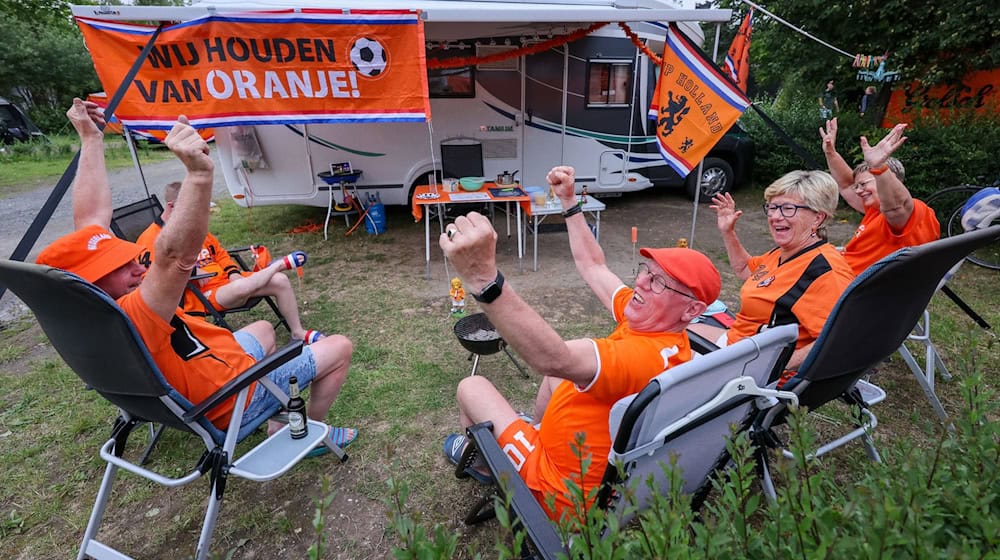 Niederländische Fans aus Zwolle bringen sich auf dem Campingplatz am Kulkwitzer See in Stimmung. / Foto: Jan Woitas/dpa