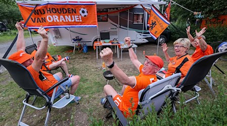 Dutch fans from Zwolle get into the mood at the campsite on Lake Kulkwitz / Photo: Jan Woitas/dpa
