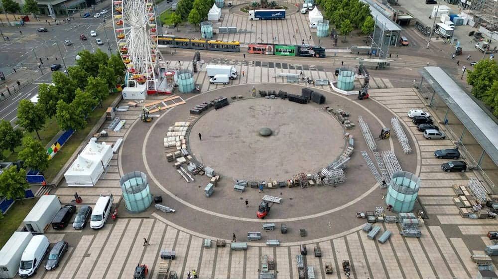 Arbeiter sind mit dem Aufbau der «Fan Zone» für die Fußball-Europeisterschaft auf dem Leipziger Augustusplatz beschäftigt. / Foto: Jan Woitas/dpa