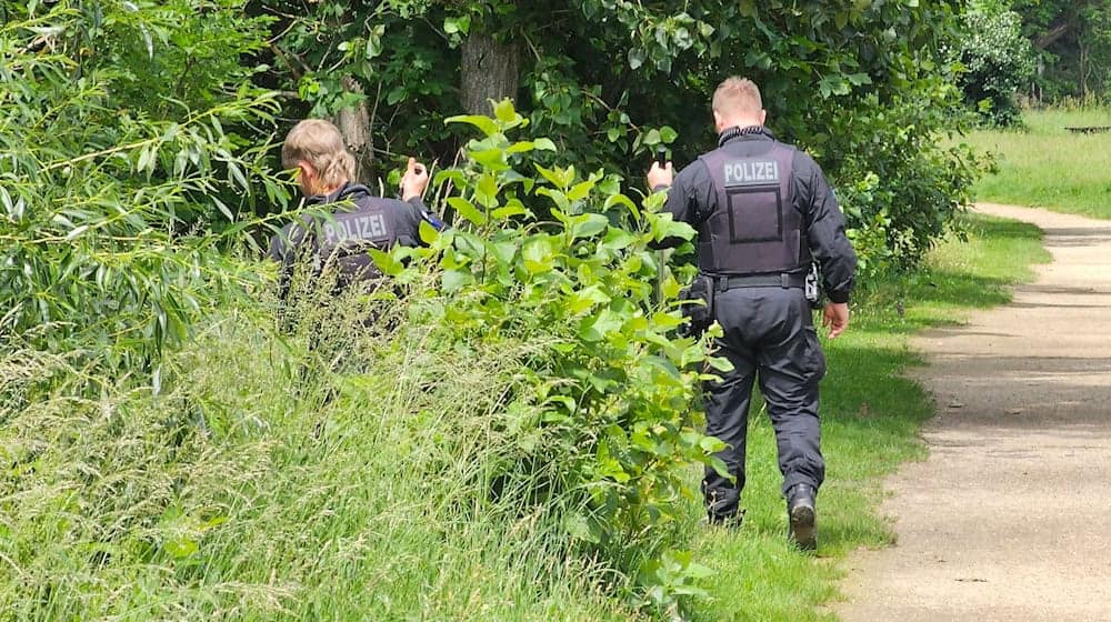 Polizisten suchen im sächsischen Döbeln nach einem vermissten neun Jahre alten Mädchen. / Foto: Tobias Junghannß/dpa-Zentralbild/dpa