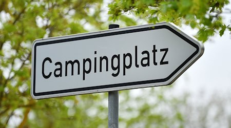 A sign points the way to a campsite / Photo: Martin Schutt/dpa-Zentralbild/dpa/Symbolic image