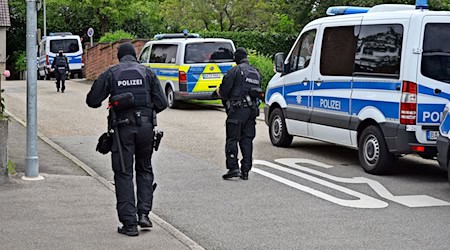 Polizeifahrzeuge und -beamte stehen auf einer Straße. / Foto: Marion Selent-Witowski/Schwarzwälder Bote/dpa